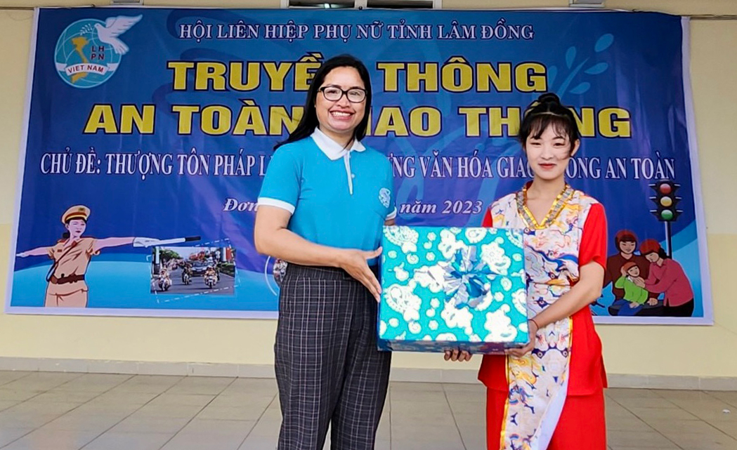 Truyền thông an toàn giao thông cho cán bộ, hội viên phụ nữ, học sinh và người dân huyện Đơn Dương