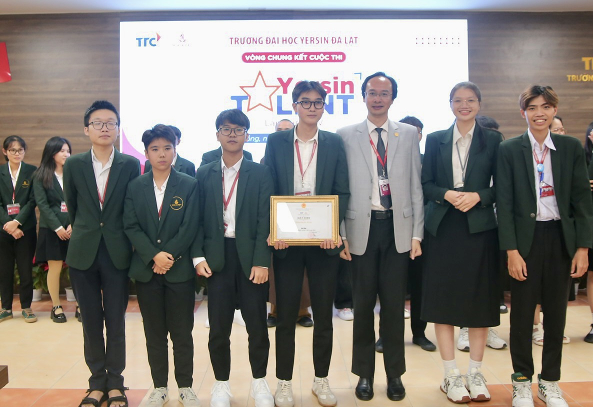 TS. Nguyễn Thanh Sơn – Bí thư Đảng ủy, Phó Hiệu trưởng Trường Đại học Yersin Đà Lạt trao giải cho các dự án xuất sắc