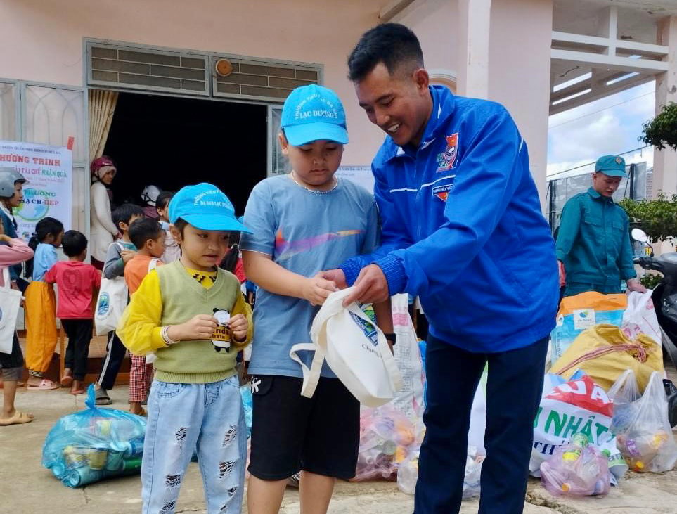 Đông đảo người dân, đoàn viên, thanh niên và học sinh trên địa bàn xã Đạ Sar tham gia đổi rác thải nhựa lấy quà tặng