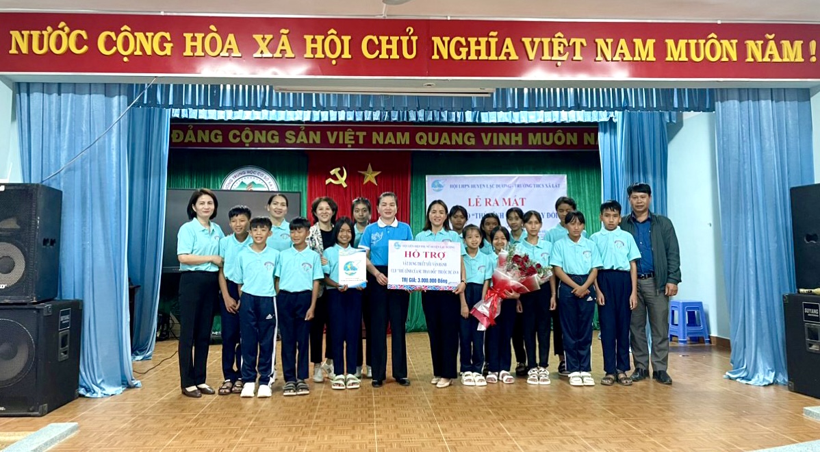 Hội LHPN huyện Lạc Dương trao tiền hỗ trợ để CLB “Thủ lĩnh của sự thay đổi” Trường THCS xã Lát đi vào hoạt động