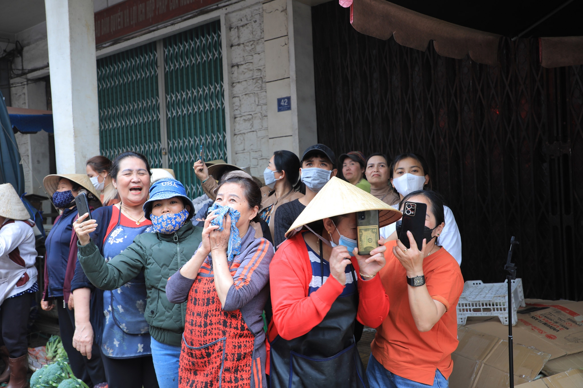 Đông đảo tiểu thương và người dân theo dõi tập huấn PCCC&CNCH tại chợ Đà Lạt