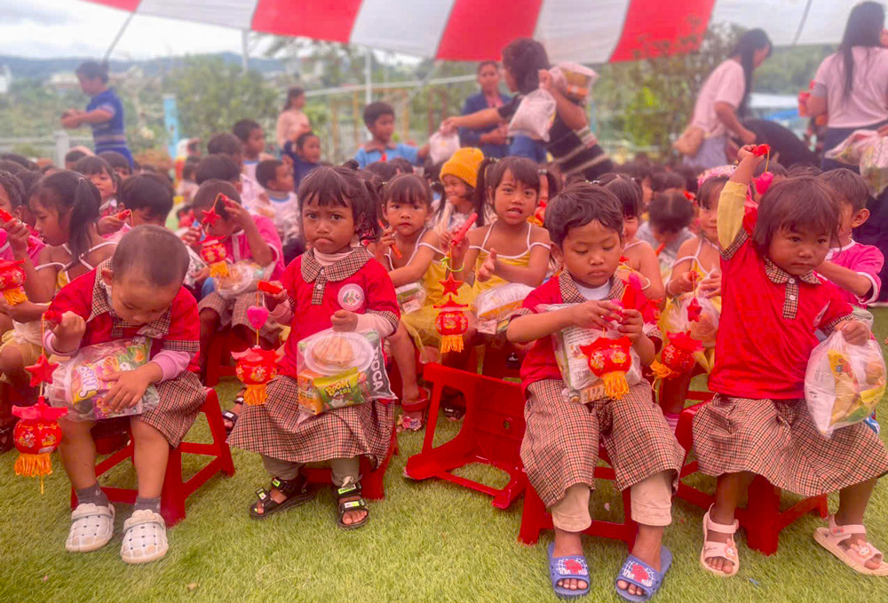 Tổ chức Tết Trung thu và tặng quà cho trẻ em vùng sâu Lạc Dương