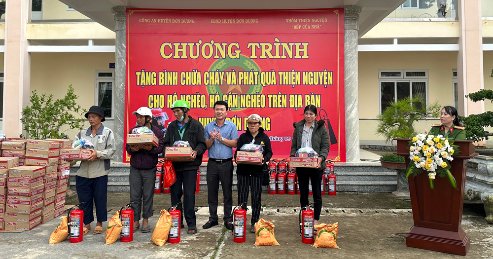 Đơn Dương: Trao tặng hơn 300 bình chữa cháy cho người có hoàn cảnh khó khăn