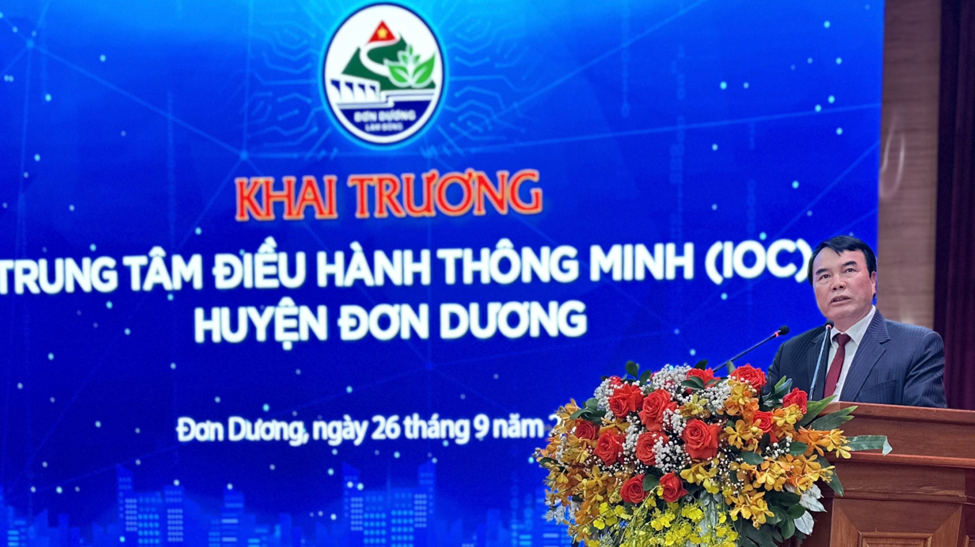 Đồng chí Phạm S - Phó Chủ tịch UBND tỉnh Lâm Đồng pháo biểu tại buổi lễ