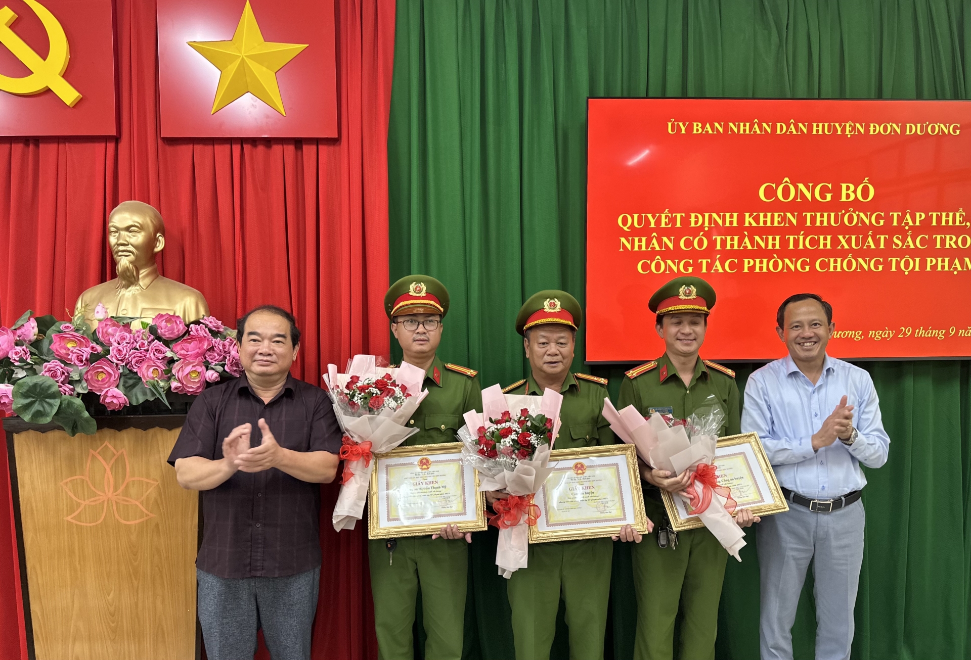 Lãnh đạo huyện Đơn Dương tặng bằng ken thưởng các tập thể có thành tích xuất sắc