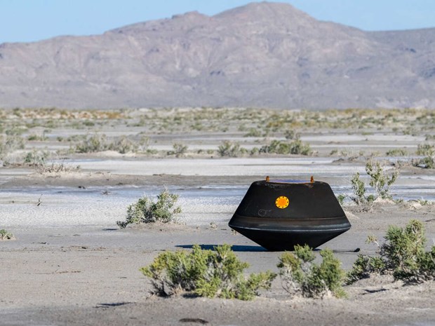 Một khoang tàu vũ trụ của NASA được thả bằng dù xuống sa mạc bang Utah của Mỹ