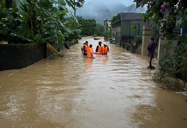 CHỈ ĐẠO, QUYẾT ĐỊNH CỦA CHÍNH PHỦ - THỦ TƯỚNG CHÍNH PHỦ: Thủ tướng chỉ đạo tập trung ứng phó và khắc phục hậu quả mưa lũ