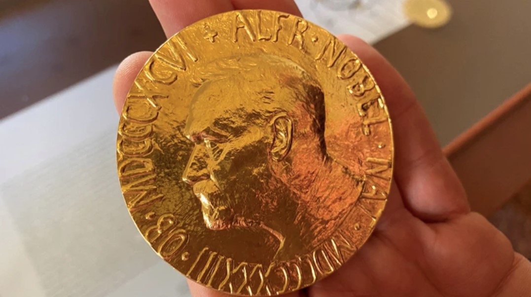 Mẫu huy chương giải Nobel được trưng bày bên trong Viện Nobel tại Na Uy