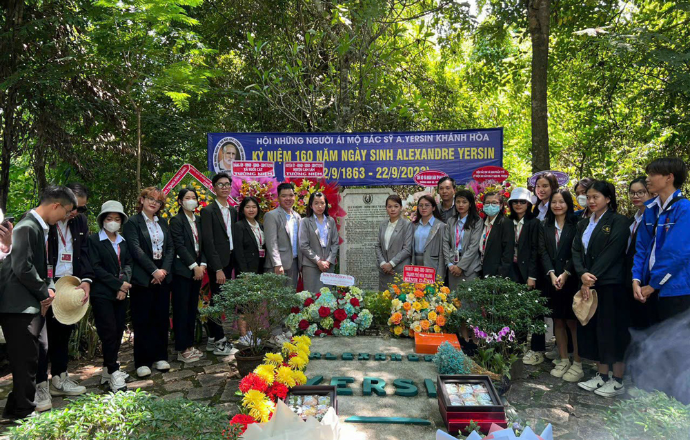 Sinh viên Trường Đại học Yersin bên phần mộ của Bác sĩ A.Yersin