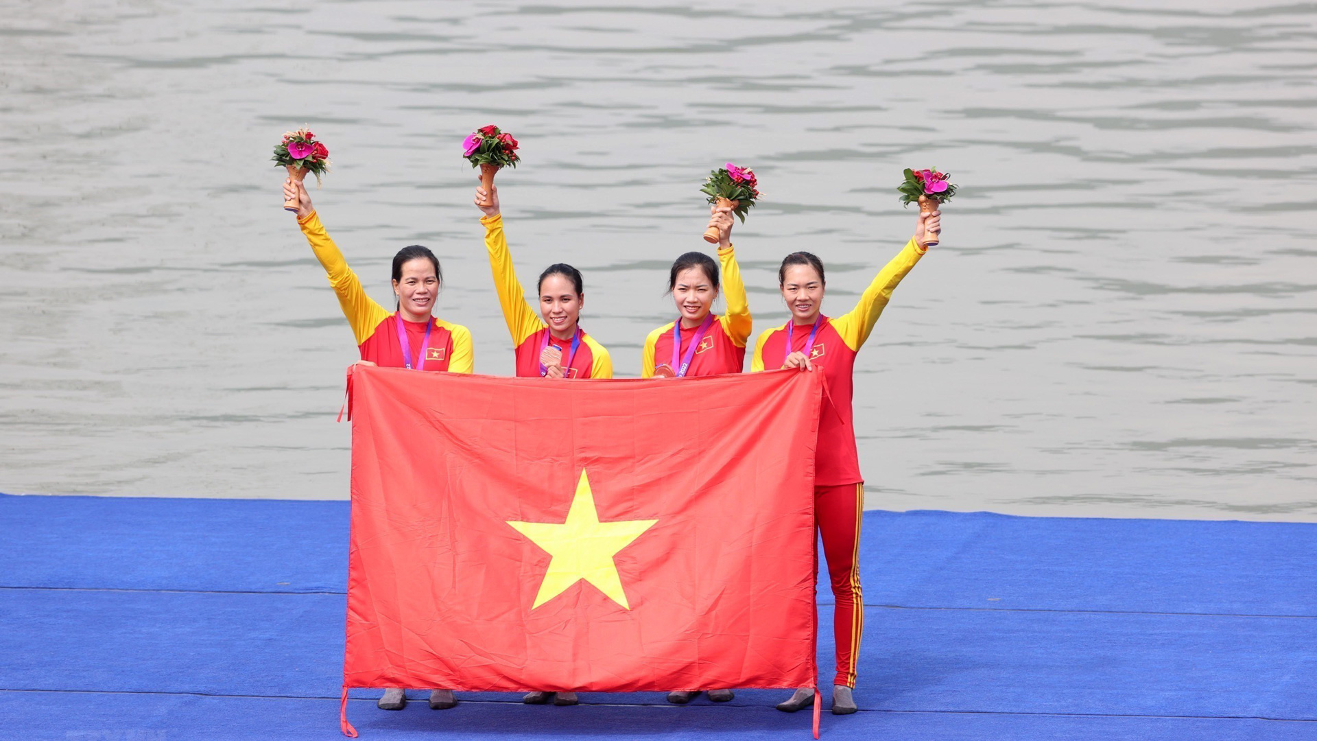Các VĐV chèo thuyền giành HC Đồng về cho đoàn Thể thao Việt Nam