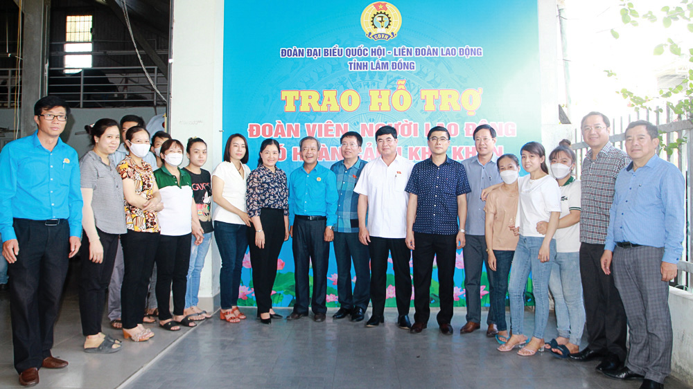 Đoàn Đại biểu Quốc hội tỉnh Lâm Đồng tiếp xúc cử tri công nhân lao động trước Kỳ họp thứ 5, khóa XV
và trao hỗ trợ người lao động có hoàn cảnh khó khăn