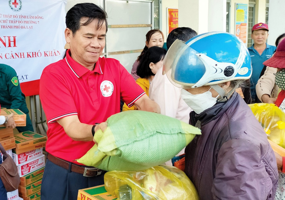 Hội Chữ thập đỏ tỉnh trao tặng quà cho các hoàn cảnh khó khăn tại xã Phú Hội (Đức Trọng)