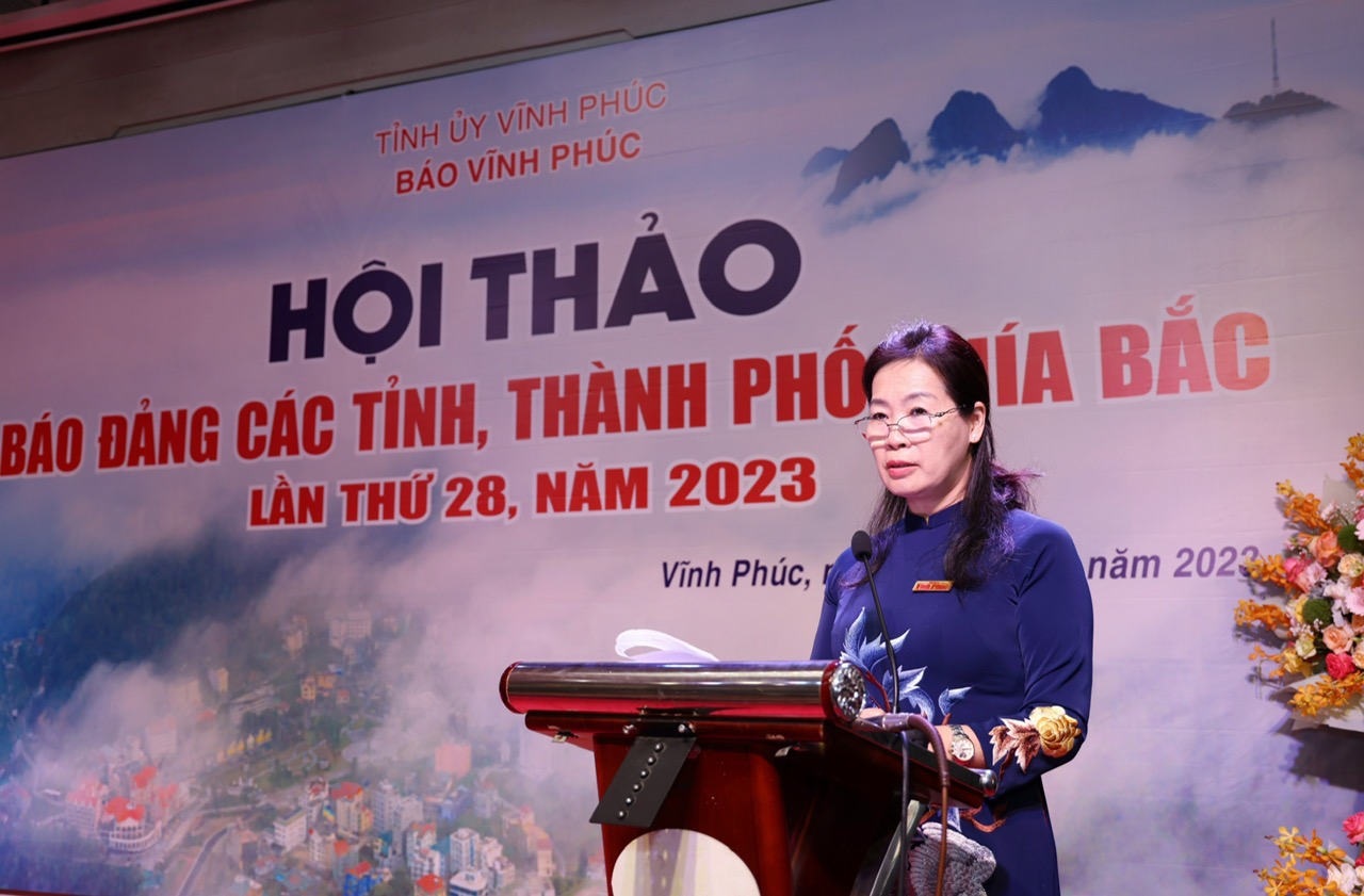 Bà Hoàng Thị Nhung – Tổng Biên tập Báo Vĩnh Phúc báo cáo đề dẫn tại Hội thảo