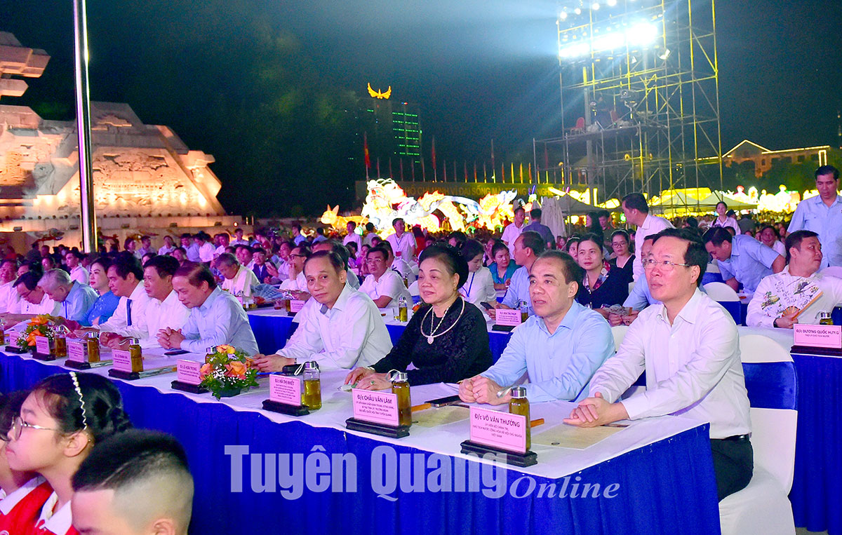Các đồng chí lãnh đạo Đảng, Nhà nước và lãnh đạo tỉnh tham dự đêm hội
