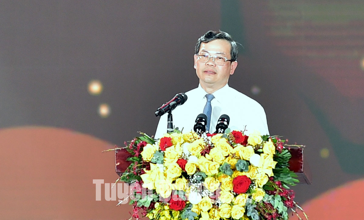 Đồng chí Nguyễn Văn Sơn, Phó Bí thư Tỉnh uỷ, Chủ tịch UBND tỉnh phát biểu tại đêm hội