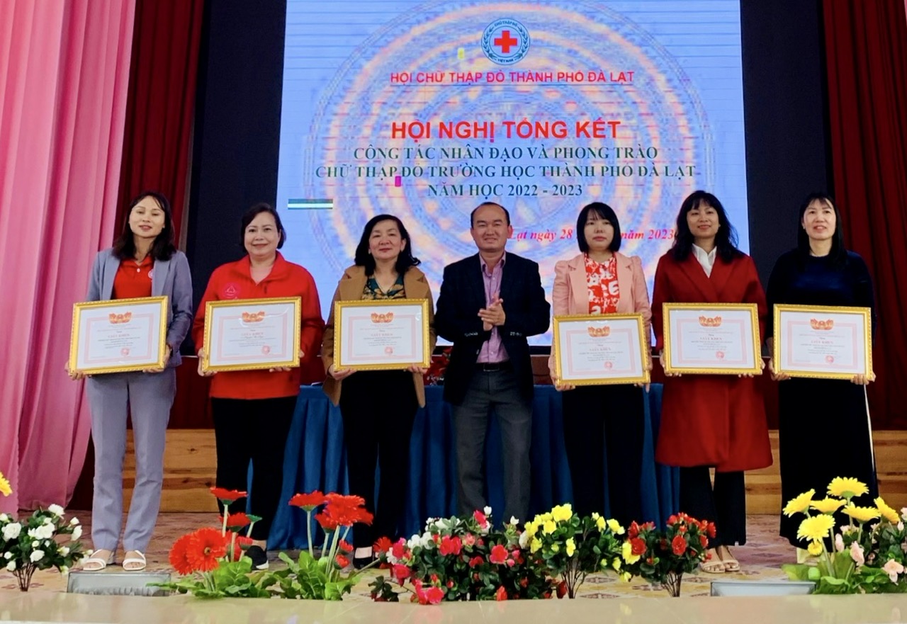 Trao Giấy khen của Chủ tịch UBND thành phố Đà Lạt cho các điển hình của phong trào Tết Nhân ái trong trường học