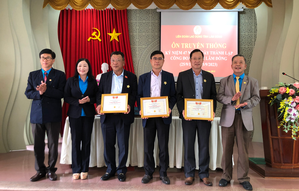 Trao tặng Kỷ niệm chương Vì sự nghiệp xây dựng tổ chức Công đoàn cho cá nhân gắn bó với sự nghiệp xây dựng tổ chức Công đoàn tỉnh Lâm Đồng