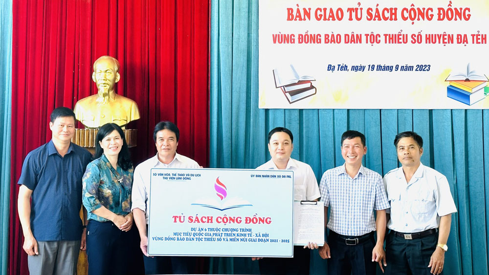 Trao tủ sách cộng đồng vùng đồng bào dân tộc thiểu số tại huyện Đạ Tẻh