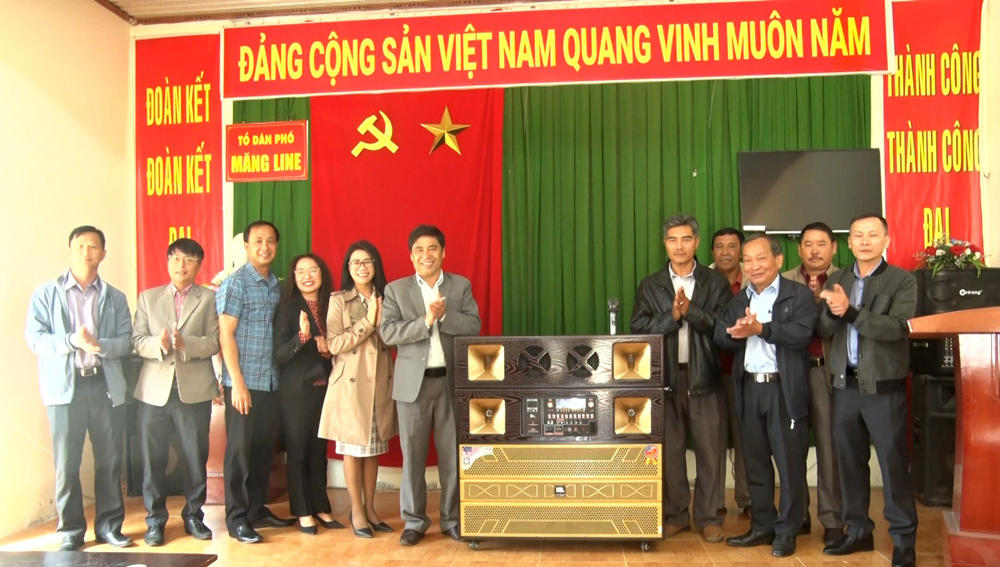 Lãnh đạo HĐND TP Đà Lạt trao tặng bộ loa di động cho Tổ dân phồ Măng Lin, Phường 7 nhằm tăng cường hoạt động thông tin, tuyên truyền