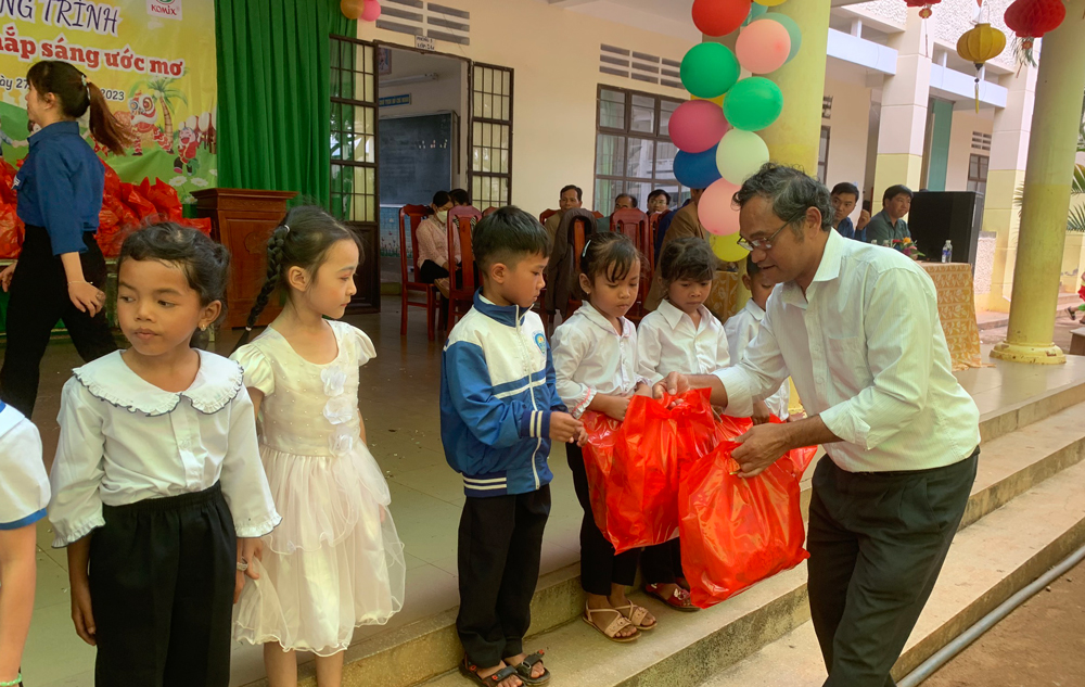Đồng chí K Broi - Phó Bí thư Thường trực Huyện uỷ Di Linh tặng quà Trung thu cho các em thiếu nhi
