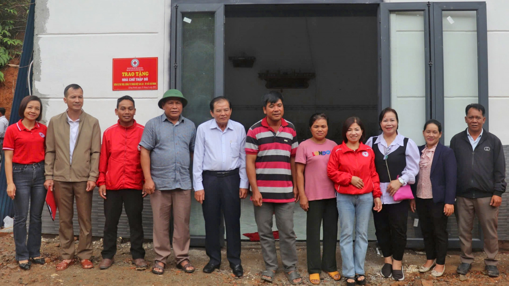 Lãnh đạo Hội Chữ thập đỏ tỉnh, UBND huyện Đam Rông và nhà tài trợ bàn giao nhà cho ông Vương Văn Toản