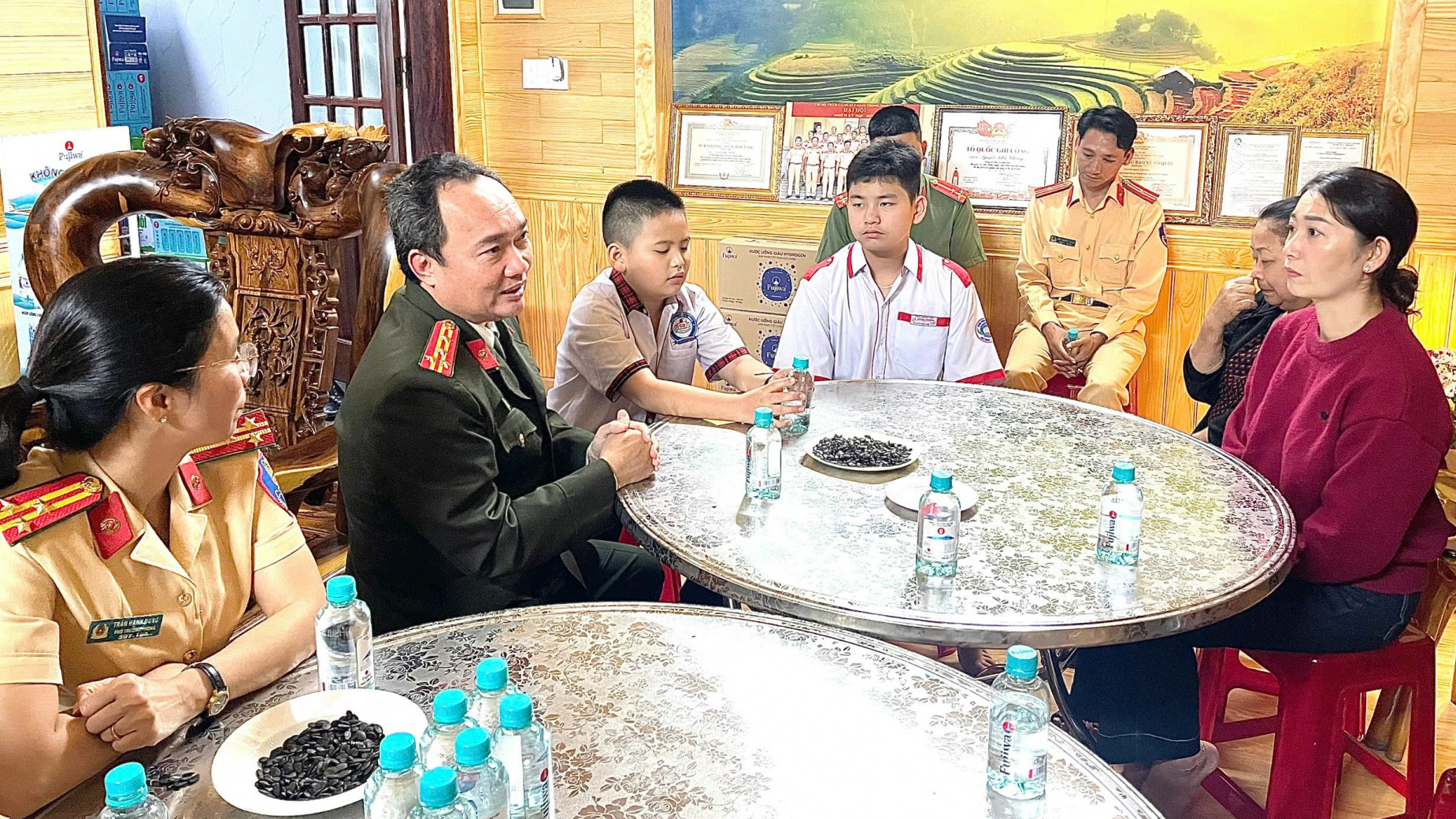 Đại tá Trương Minh Đương - Giám đốc Công an tỉnh thăm hỏi thân nhân gia đình Liệt sĩ Nguyễn Khắc Thường