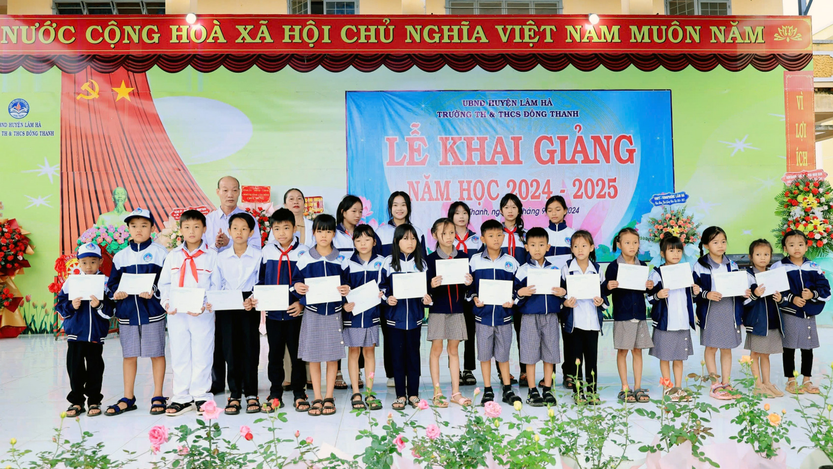 Lãnh đạo xã Đông Thanh tặng các suất học bổng cho các em học sinh