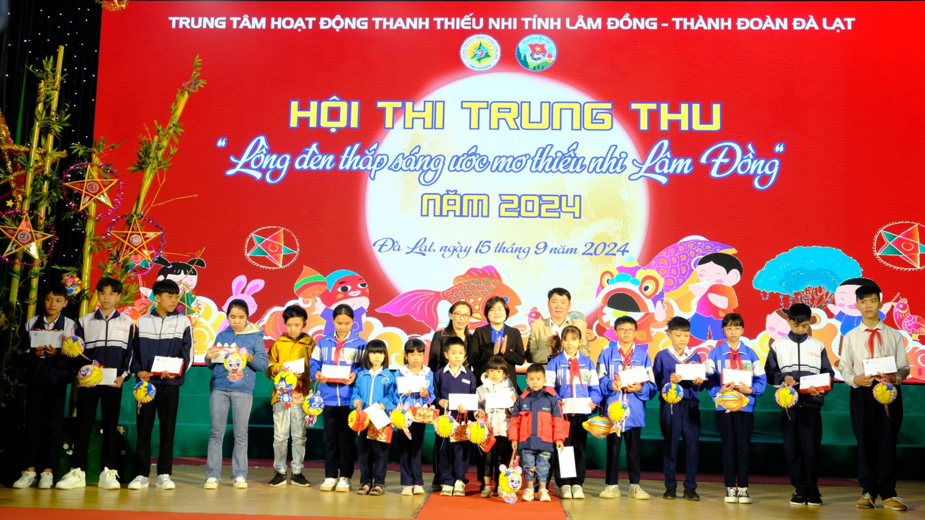 20 suất học bổng được trao cho các em học sinh vượt khó học giỏi tại Hội thi Trung thu Lồng đèn thắp sáng ước mơ thiếu nhi Lâm Đồng