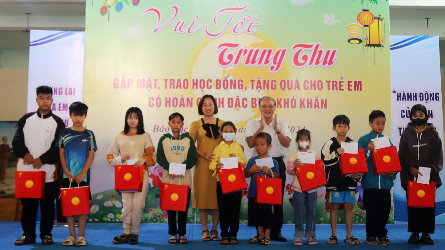 Phó Chủ tịch UBND TP Bảo Lộc Phan Văn Cương trao tặng học bổng và quà Trung thu cho thiếu nhi, học sinh có hoàn cảnh khó khăn