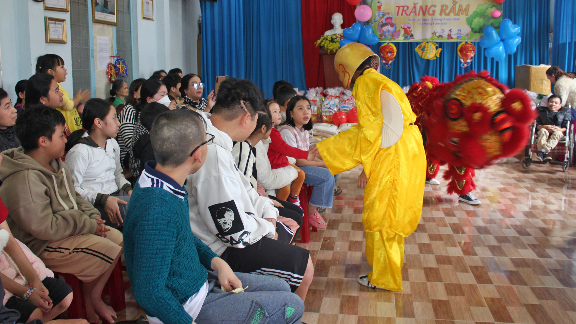 Ngày hội tưng bừng bởi trống lân cùng niềm vui của các em