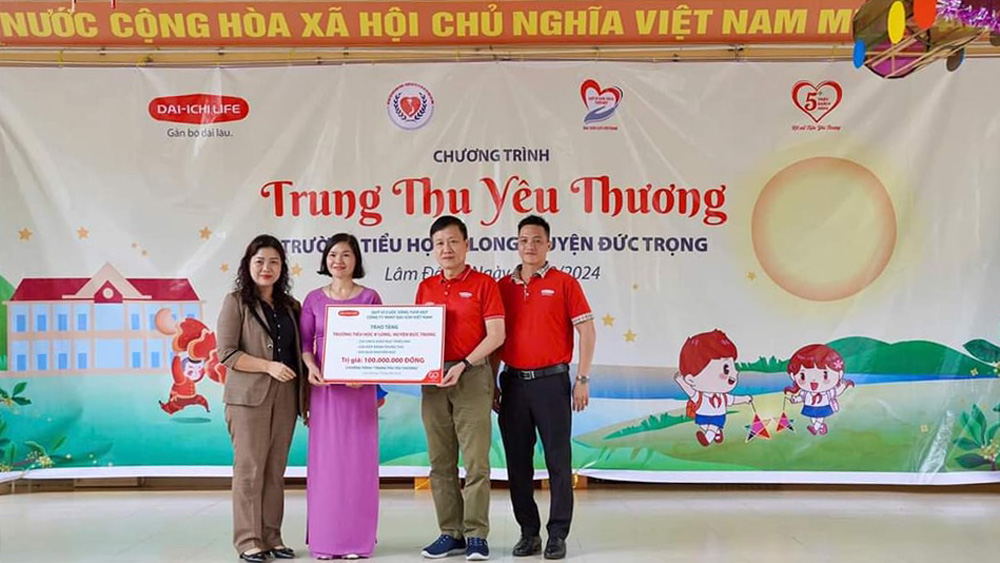 Lãnh đạo Dai-ichi Life Việt Nam trao biểu trưng quà tặng cho Hiệu trưởng nhà trường