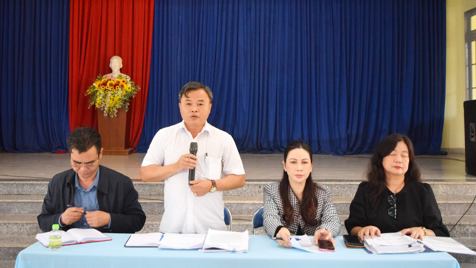 Lê Nguyên Hoàng - Chủ tịch UBND huyện điều hành buổi làm việc