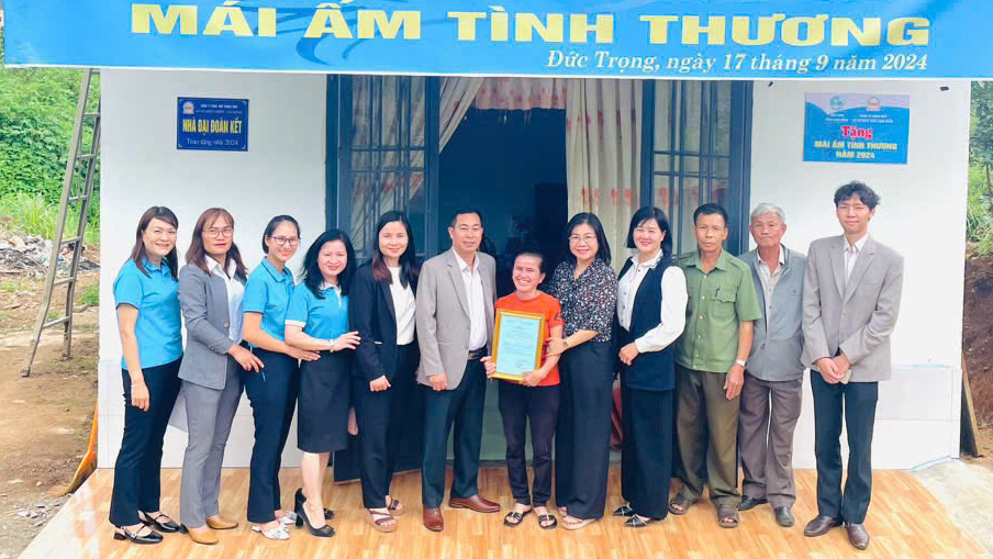 Trao mái ấm tình thương cho hội viên phụ nữ nghèo