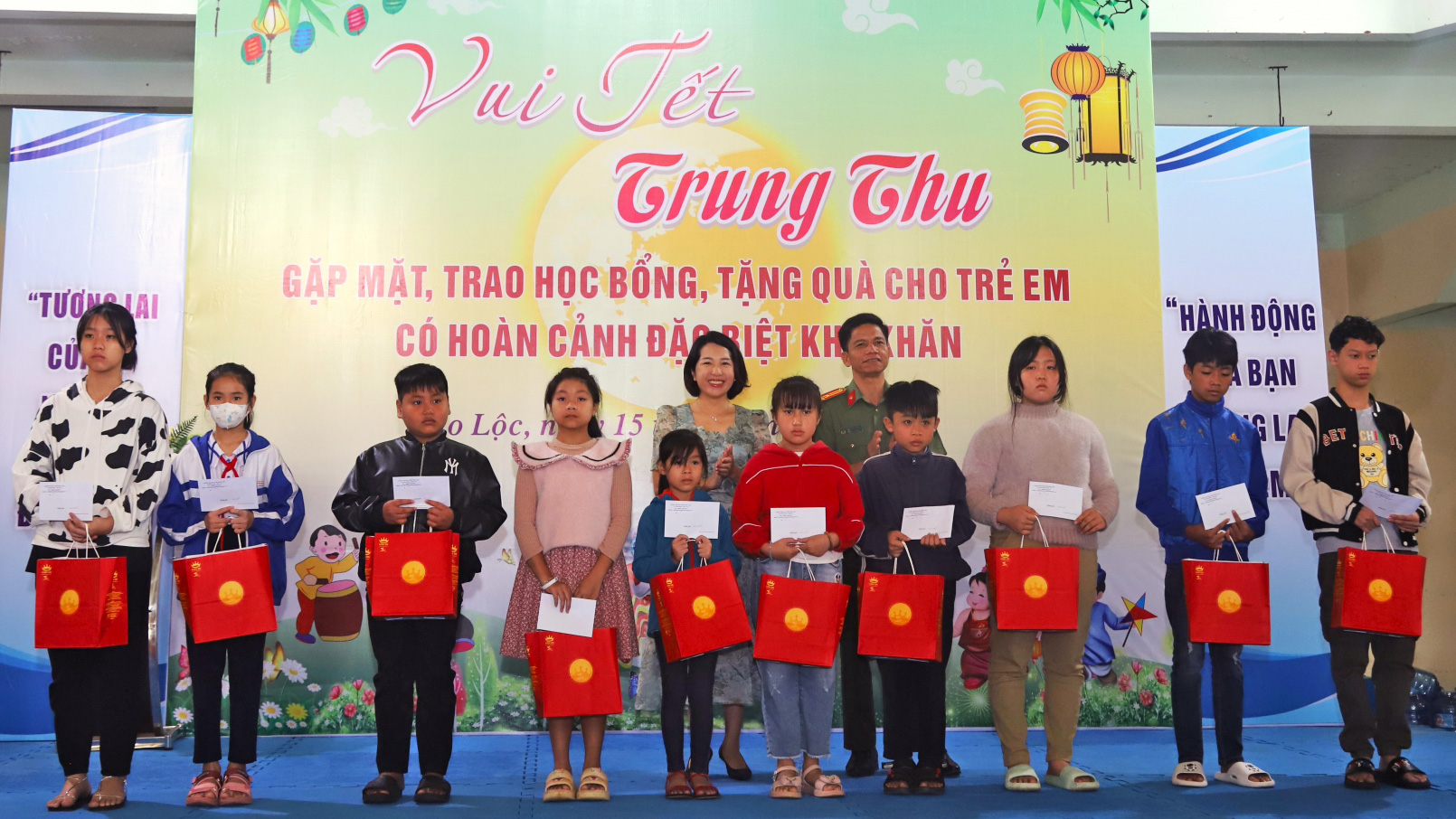 Đại diện các cơ quan, đơn vị trên địa bàn TP Bảo Lộc trao học bổng, quà Trung thu cho thiếu nhi, học sinh có hoàn cảnh khó khăn