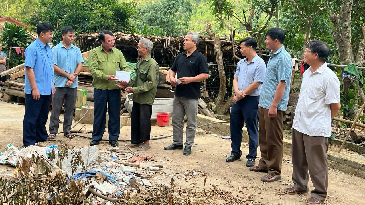 Đồng chí Phạm S - Phó Chủ tịch UBND tỉnh cùng đoàn công tác trao tiền hỗ trợ gia đình ông Hoàng Văn Cúc tại xã Quang Thuận, huyện Bạch Thông