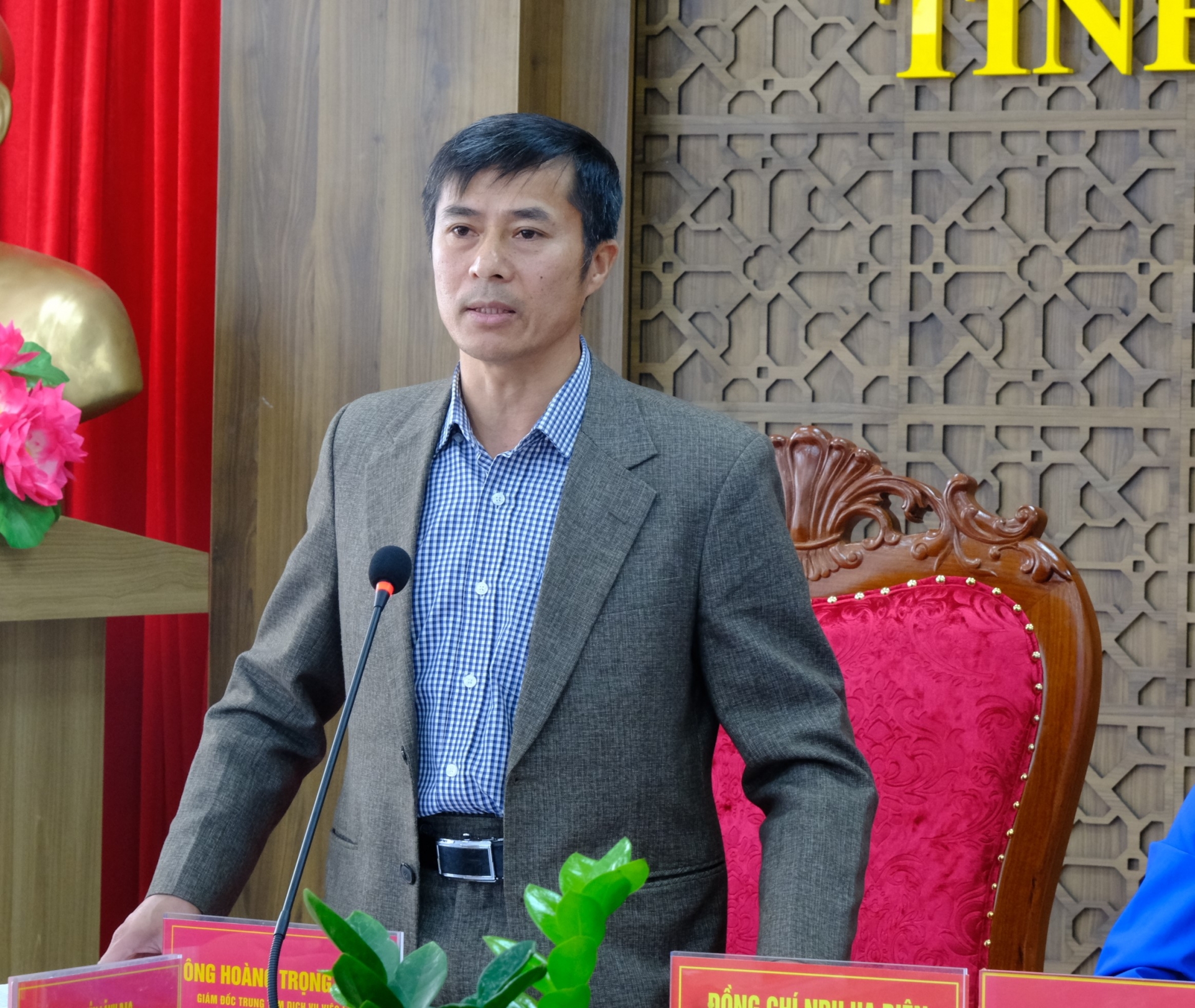 Ông Hoàng Trọng Vinh - Giám đốc Trung tâm Dịch vụ việc làm tỉnh Lâm Đồng thông tin tình hình trị trường lao động trên địa bàn tinh