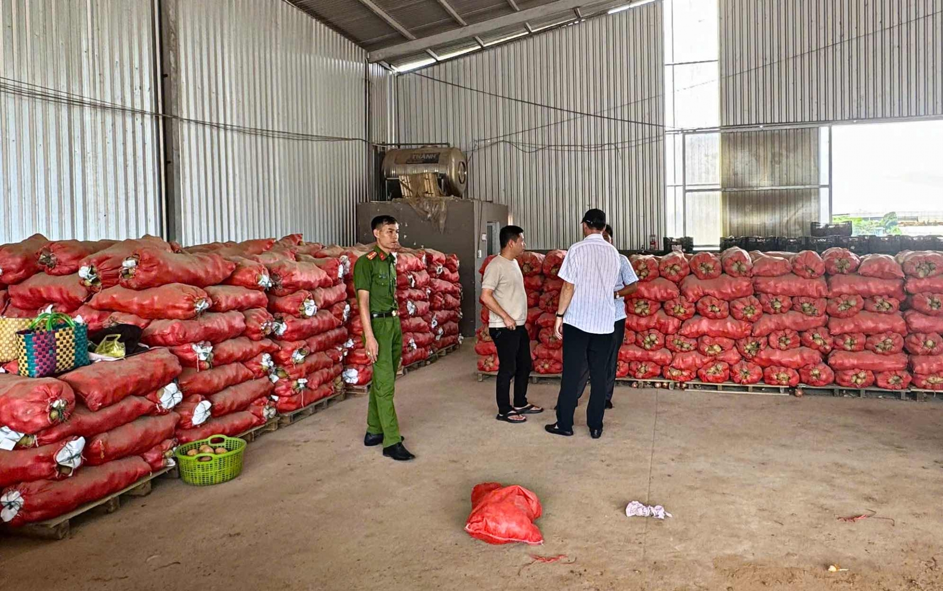 Công an Lâm Đồng kiểm tra 1 điểm kinh doanh khoai tây Trung Quốc trên địa bàn huyện Đơn Dương