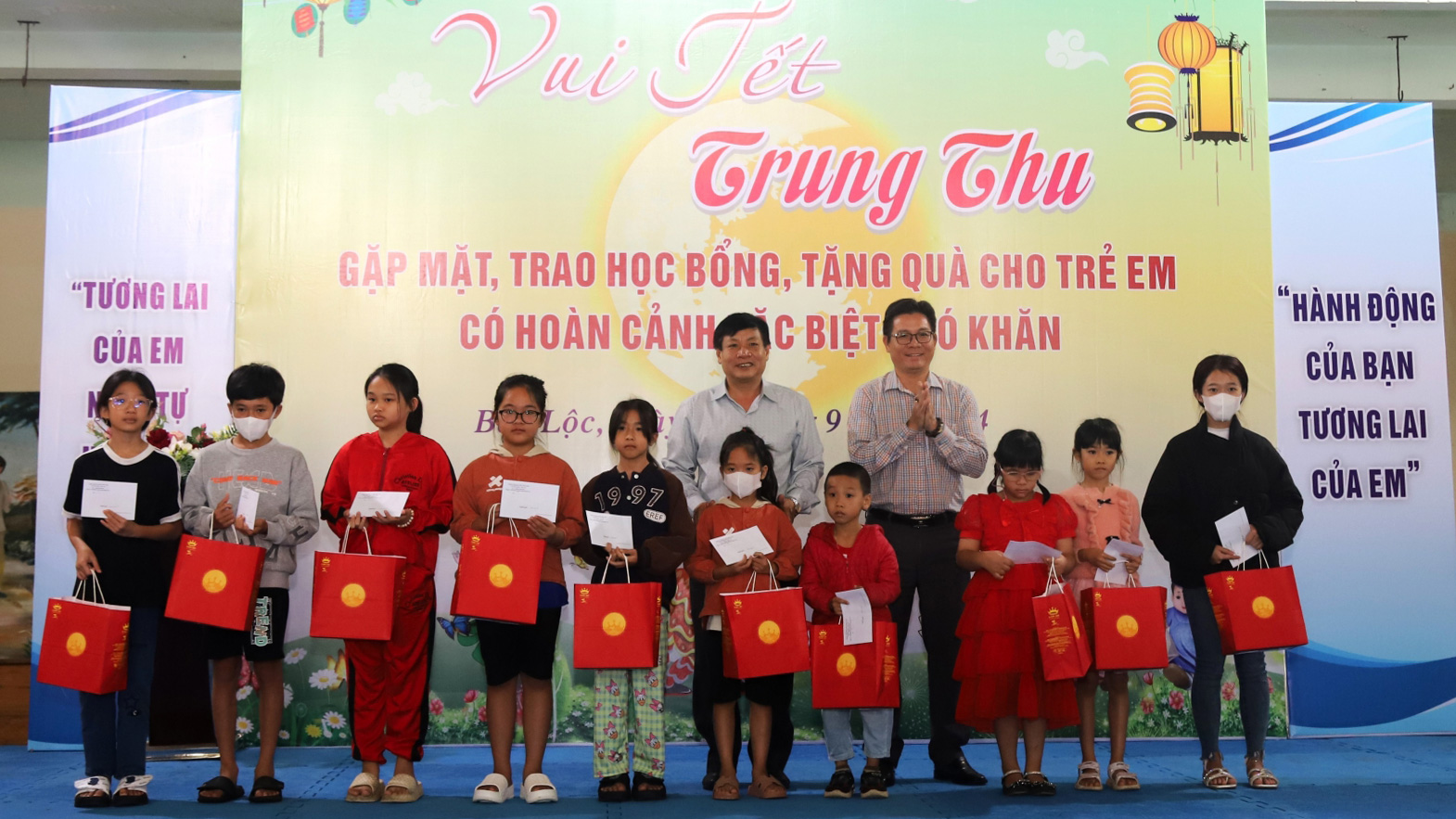 Các cháu thiếu nhi, học sinh có hoàn cảnh khó khăn nhận học bổng, quà nhân dịp Tết Trung thu