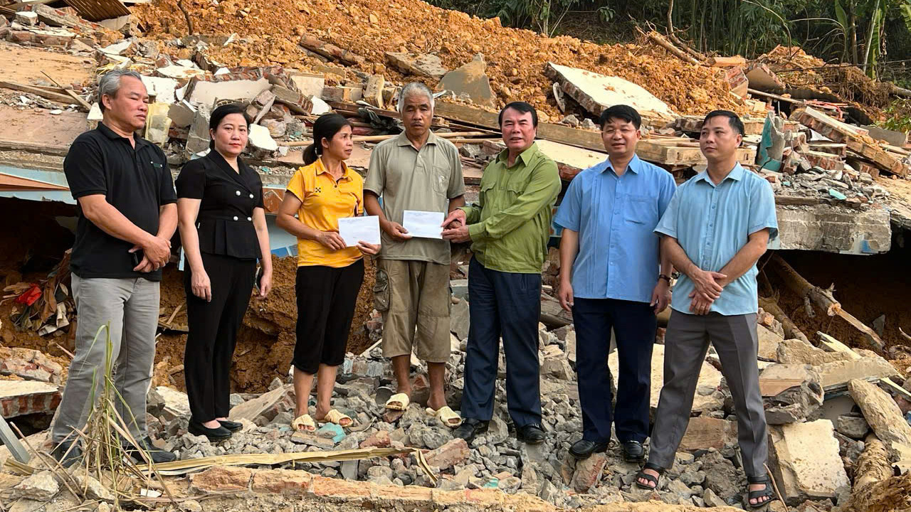 Đồng chí Phạm S - Phó Chủ tịch UBND tỉnh cùng đoàn công tác trao tiền hỗ trợ gia đình ông Nông Đức Thuận tại xã Quang Thuận, huyện Bạch Thông