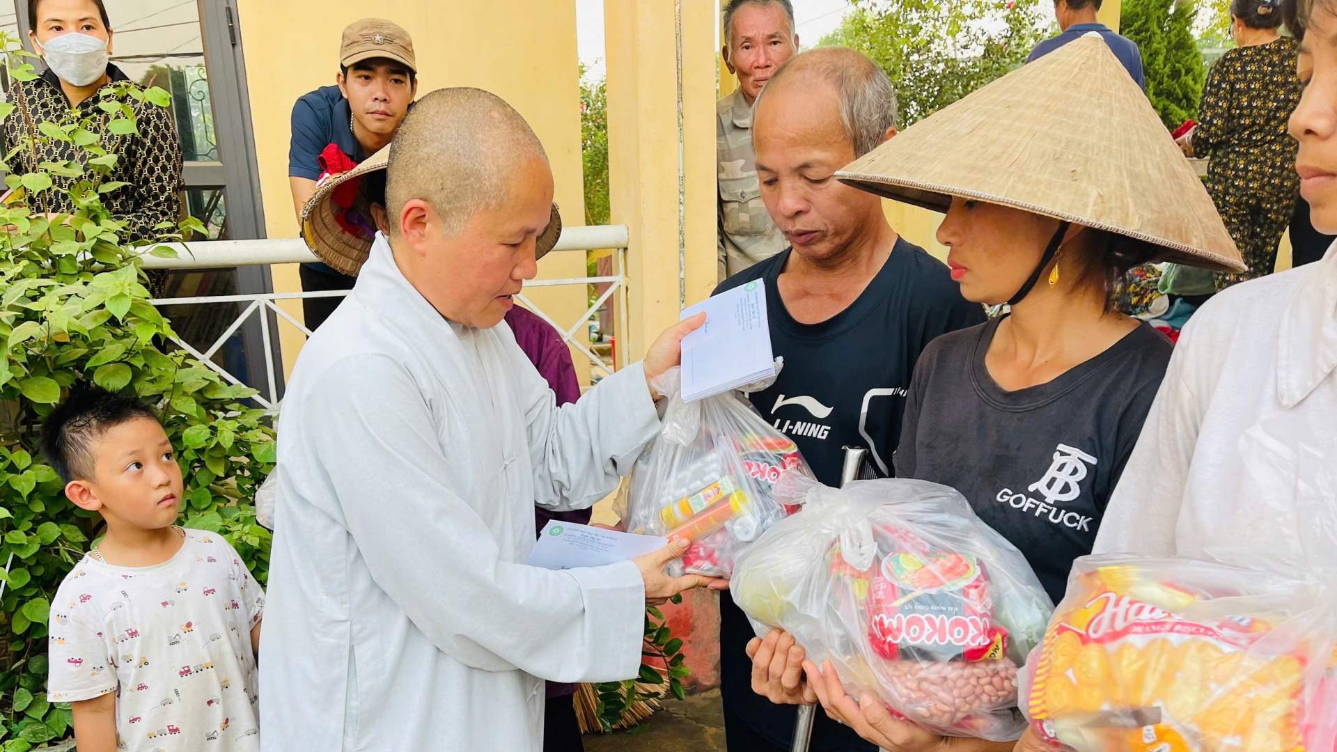 Ni sư Thích Nữ Hạnh Nhẫn - Trưởng Ban từ thiện GHPGVN thành phố Đà Lạt, trụ trì chùa Tâm Ấn Đà Lạt đã trực tiếp cứu trợ tại xã Bảo Thịnh, huyện Trấn Yên - tỉnh Yên Bái