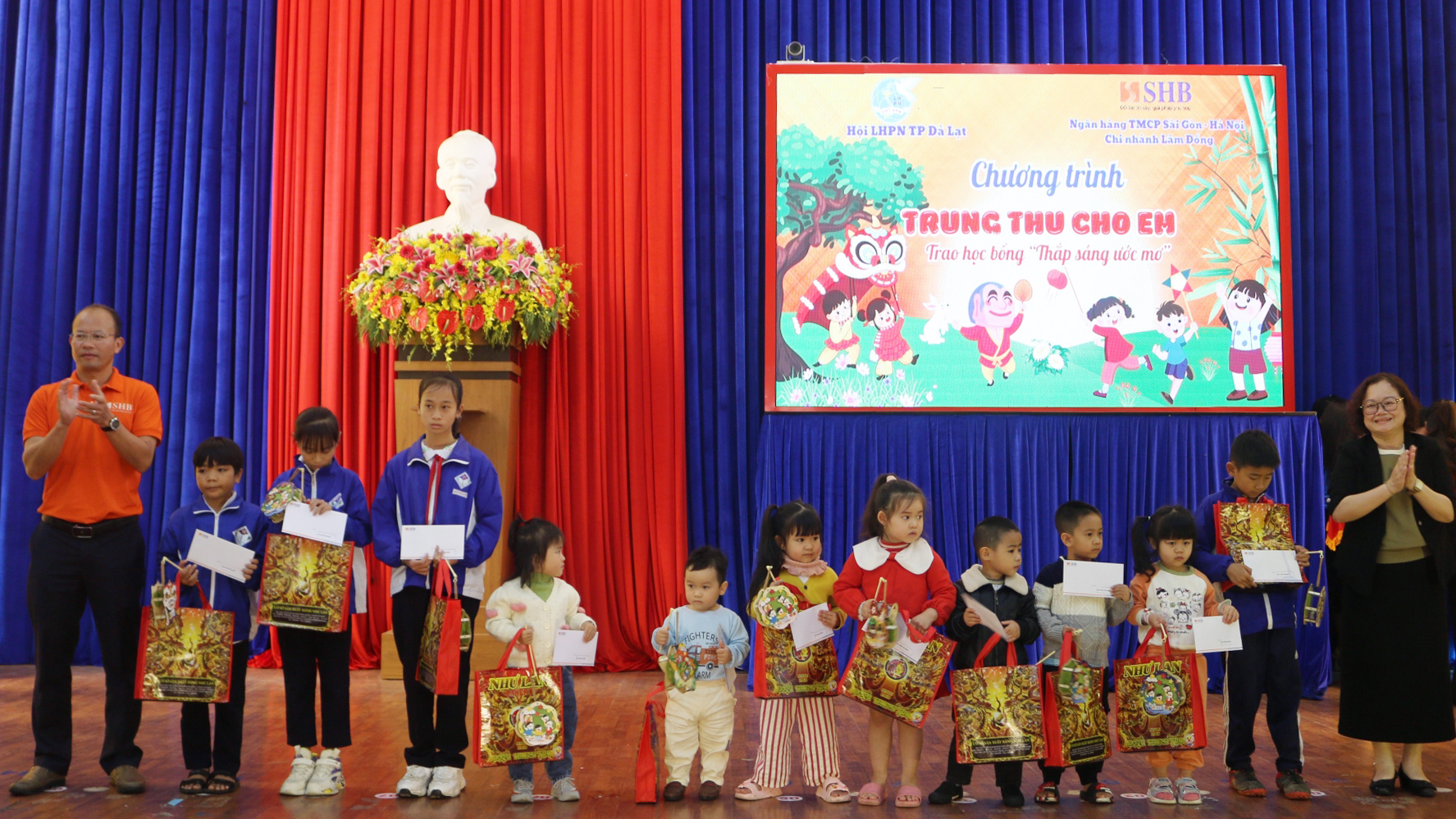 Ngân hàng TMCP Sài Gòn – Hà Nội chi nhánh Lâm Đồng trao quà trung thu cho thiếu nhi có hoàn cảnh khó khăn