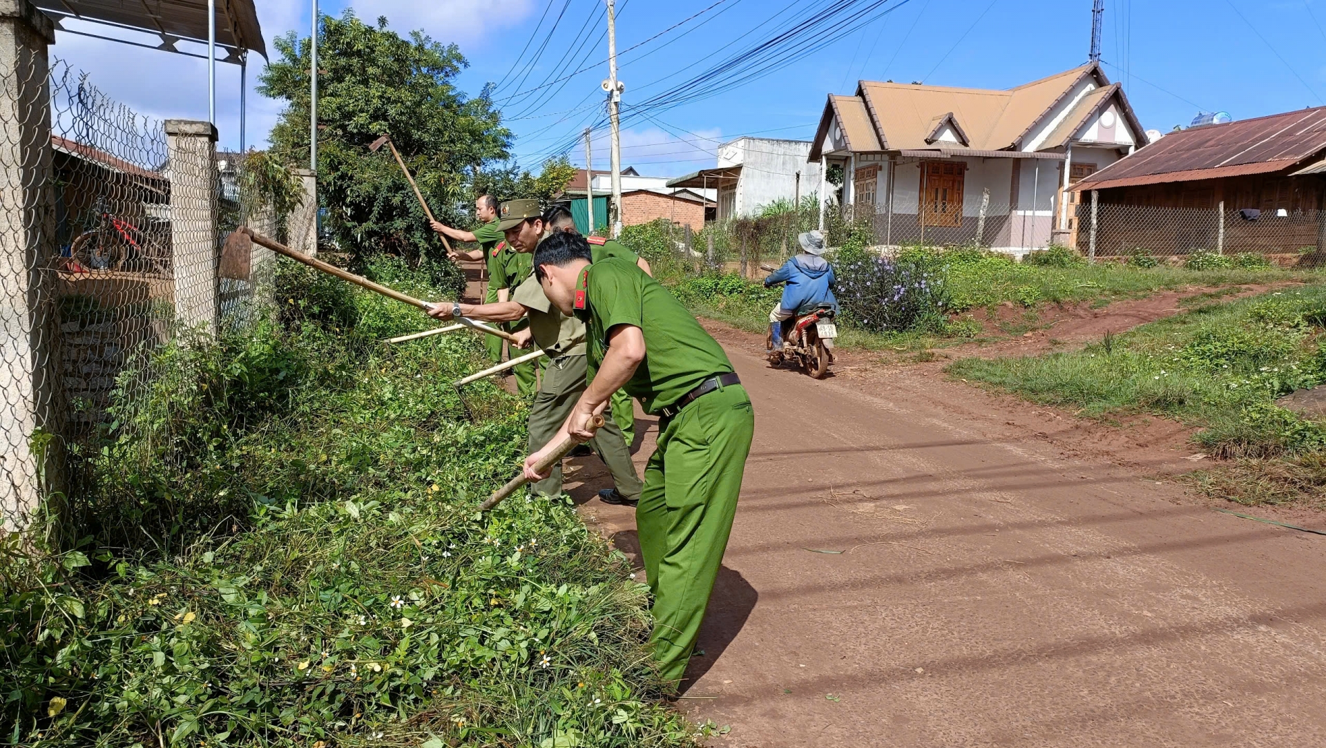 Ra quân dọn dẹp, vệ sinh môi trường