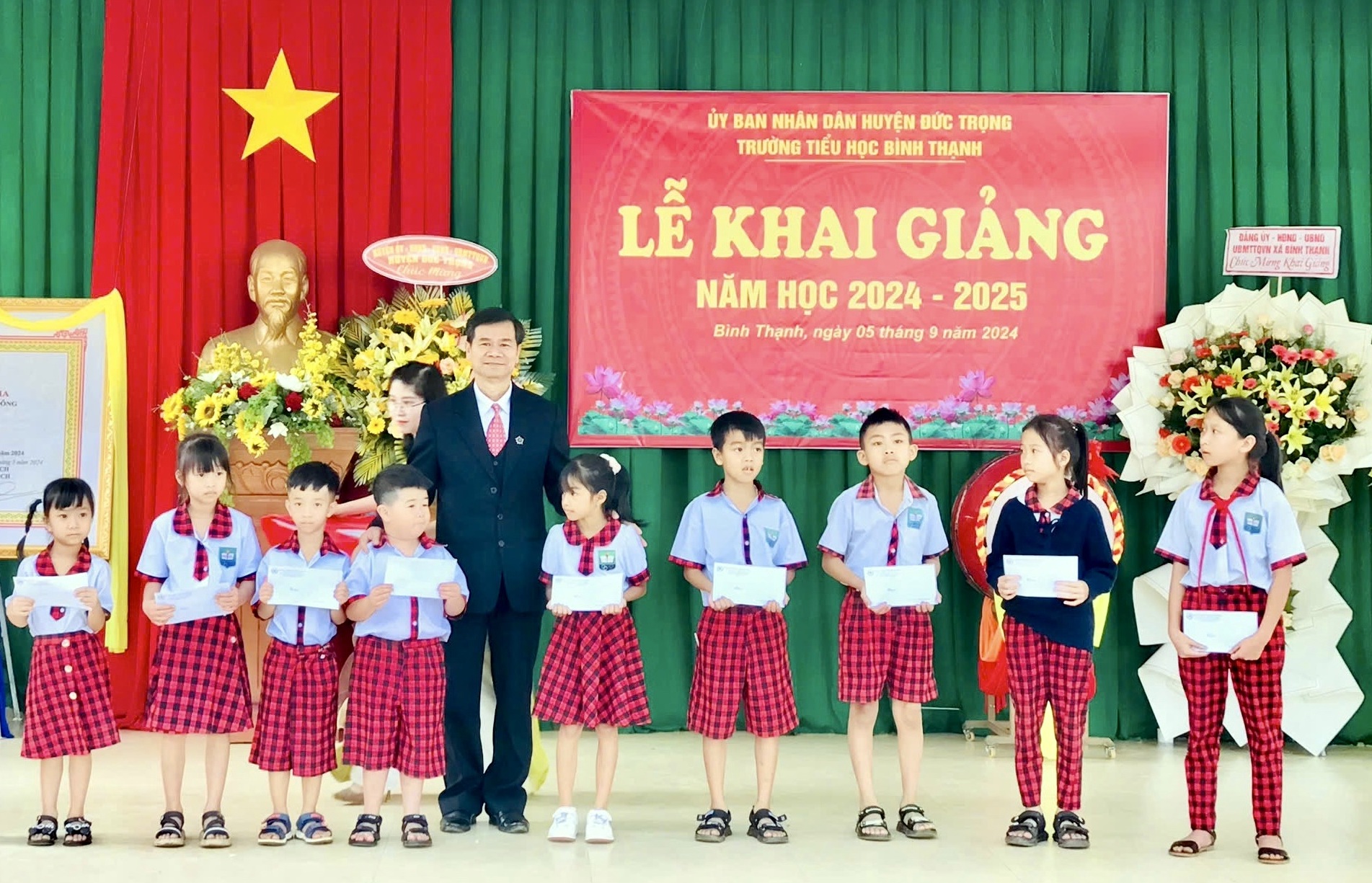 Ông Nguyễn Quang Minh -Chủ tịch Hội Chữ thập đỏ tỉnh Lâm Đồng trao tặng quà cho học sinh Trường tiểu học Bình Thạnh (Đức Trọng)