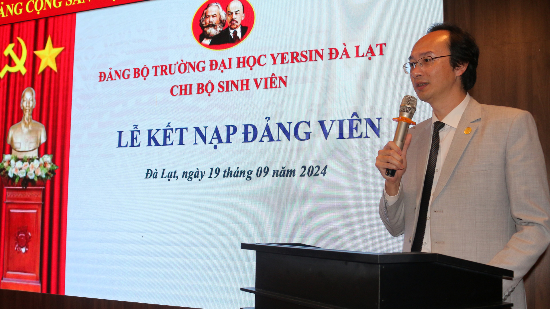 Bí thư Đảng ủy Trường Đại học Yersin Đà Lạt Nguyễn Thanh Sơn Chúc mừng các sinh viên vừa được kết nạp Đảng