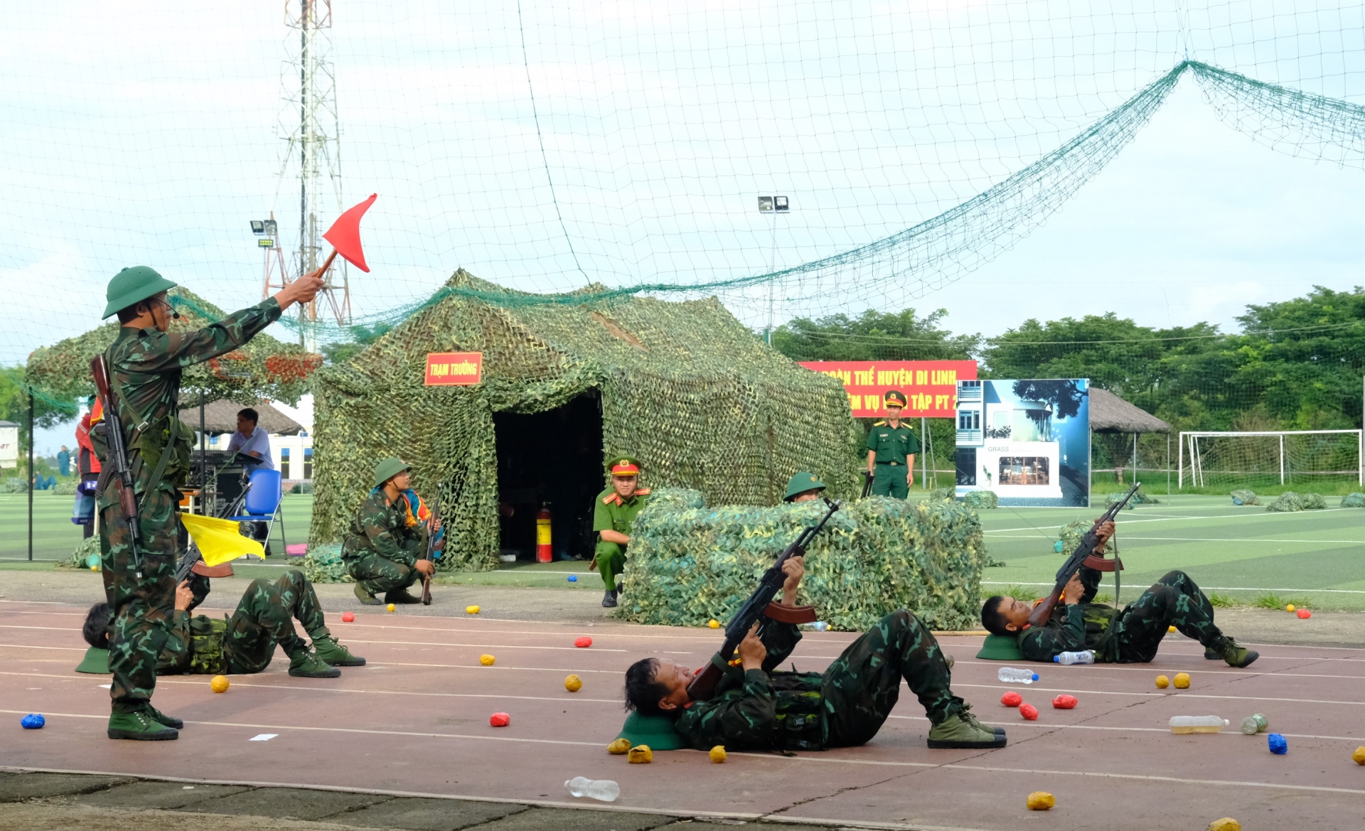 Các lực lượng được trang bị phương tiện, vũ khí tham gia trấn áp người dân bị kích động chống đối thiết quân luật theo tình huống giả định