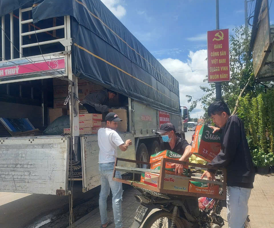 Người dân Đức Trọng chở nhu yếu phẩm góp vào chuyến xe 0 đồng