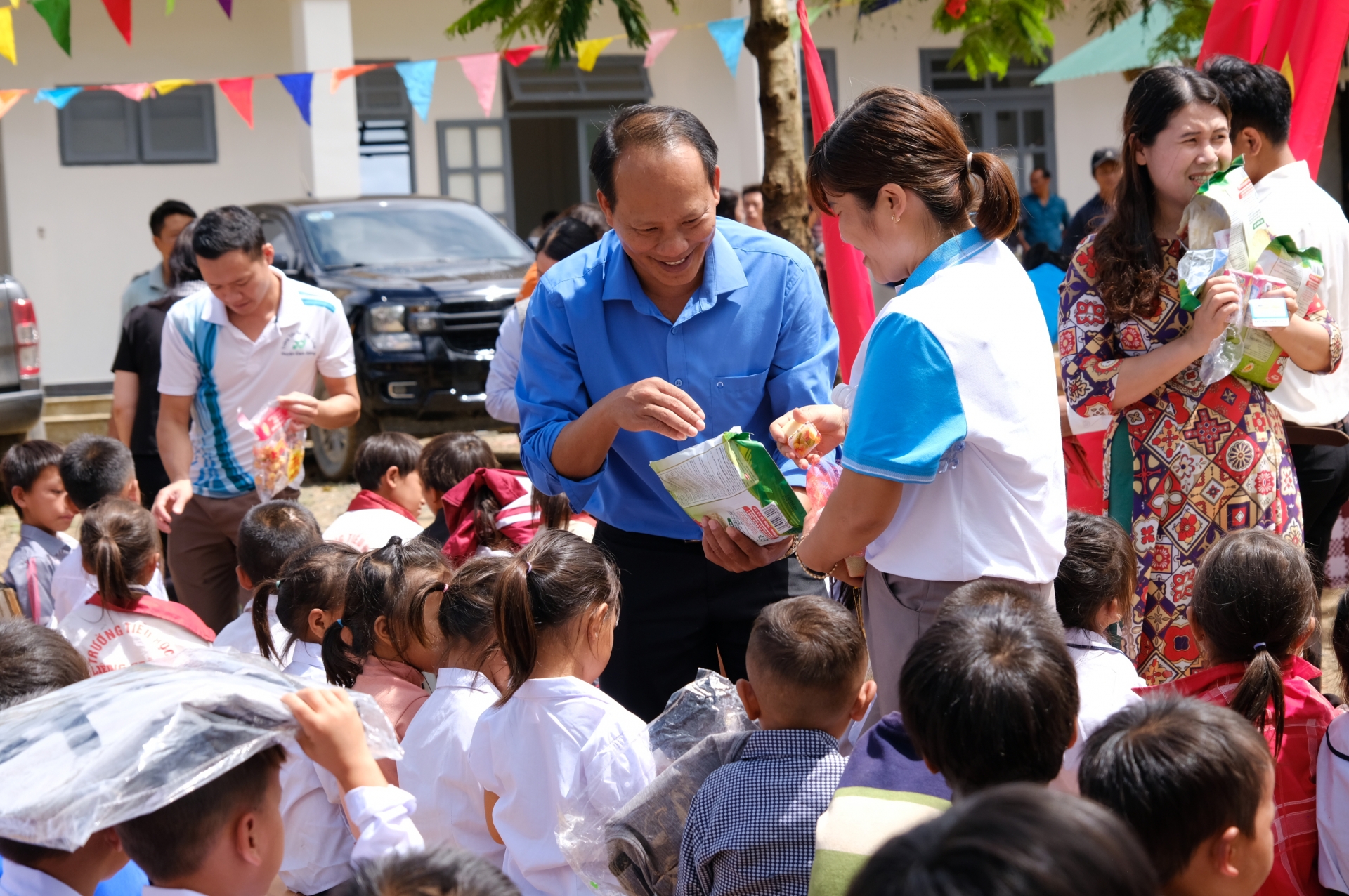 Nhiều phần quà dành tặng các em học sinh