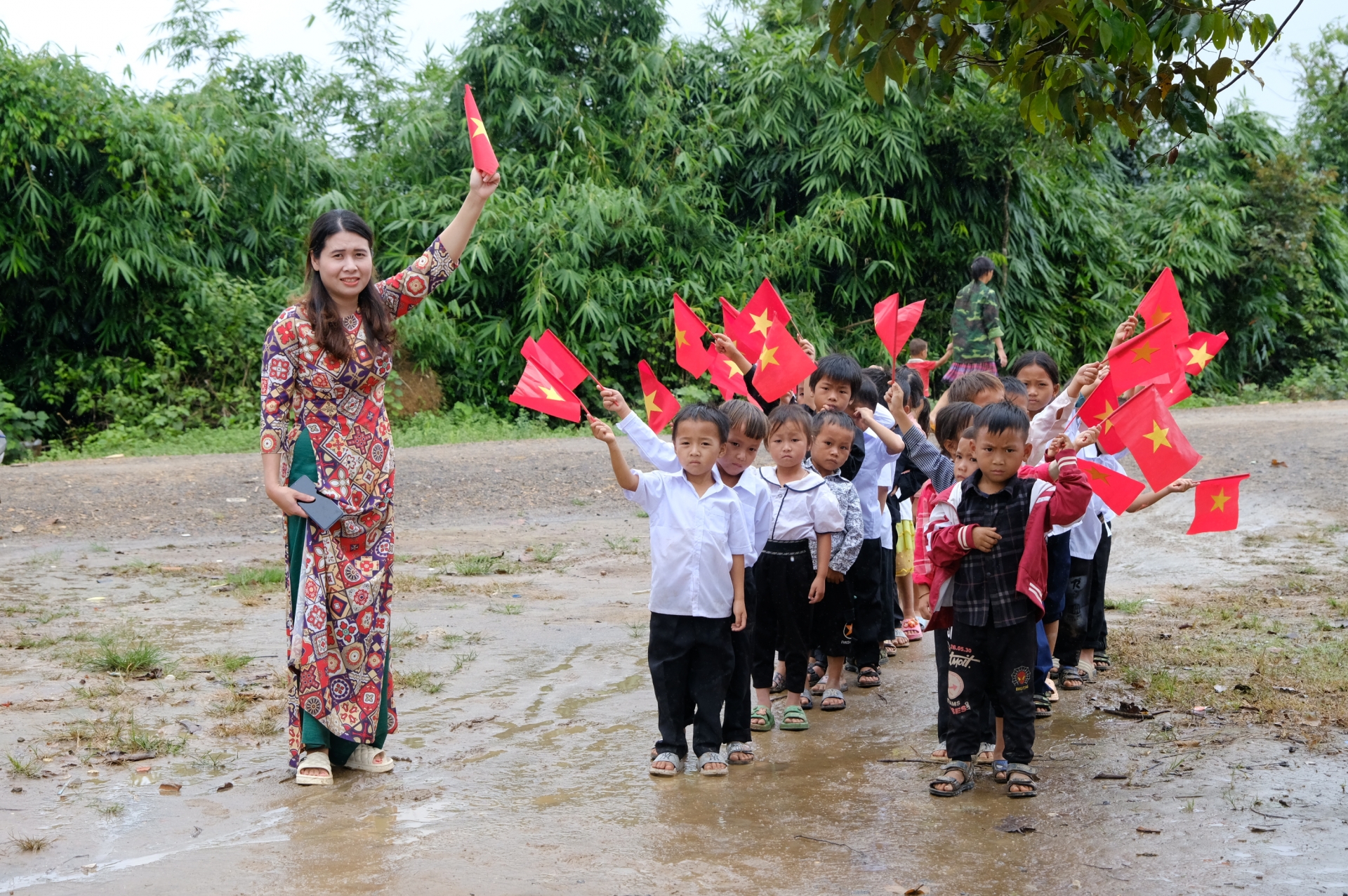 Lễ Khai giảng sớm giữa rừng