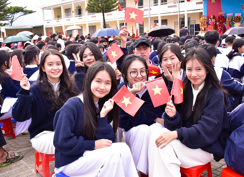 Học sinh phấn khởi trong ngày lễ khai giảng năm học mới