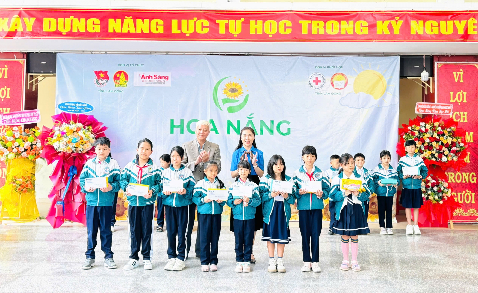 Tỉnh Đoàn - Hội đồng Đội tỉnh cùng Tạp chí Ánh sáng và Cuộc sống trao học bổng cho các em học sinh